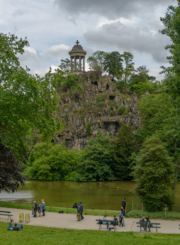 Pavilion and lake at Parc des Buttes Chaumont, courtesy of Julian.