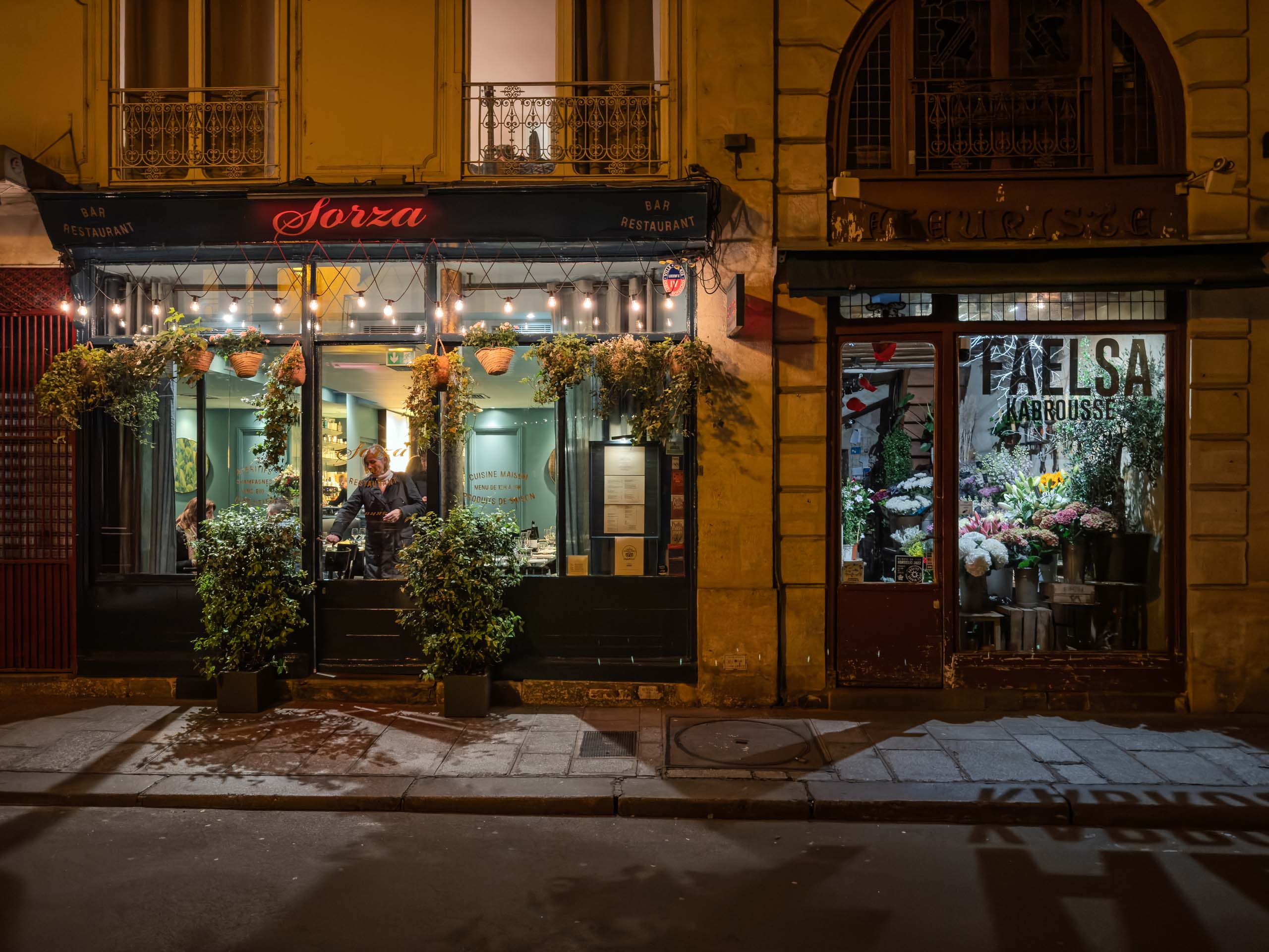 A night scene in Paris